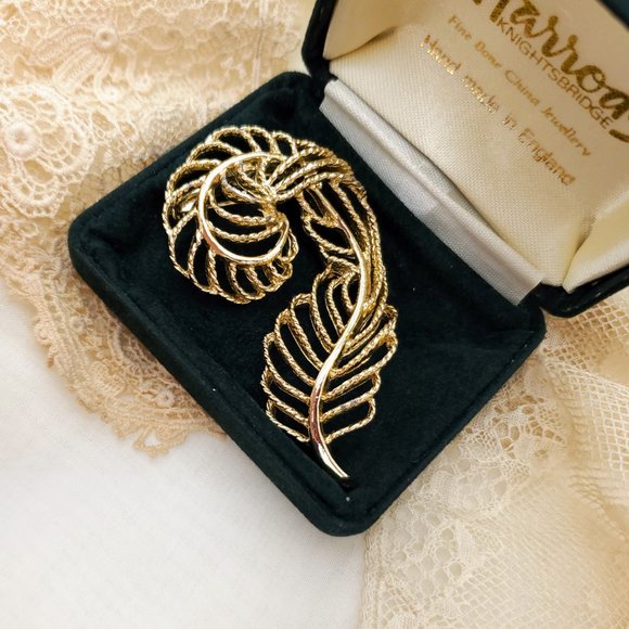 Vintage Gerry's Large Gold Feather Brooch, Dark academia feather pin, Scarf pin - Picture 4 of 9